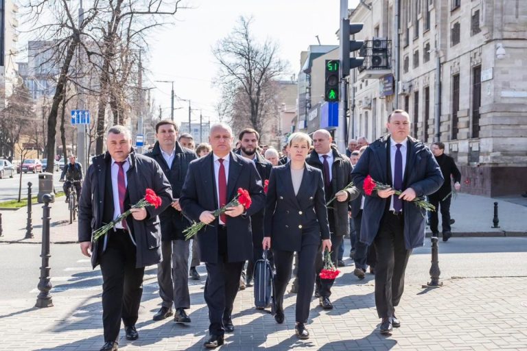Cu flori la gardul Ambasadei Rusiei. Socialiștii „plâng” alături de ruși