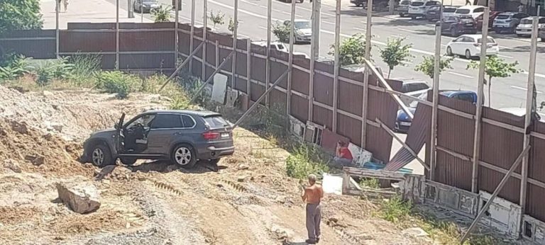 Șoferul unui SUV a doborât gardul în jurul unei construcții din Chișinău și a ajuns pe șantier într-o groapă