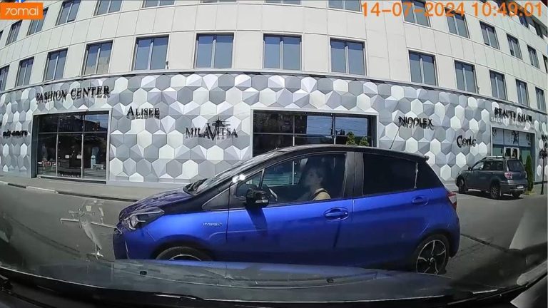 VIDEO/ O șoferiță a intrat cu mașina într-un magazin din capitală, virând brusc spre dreapta