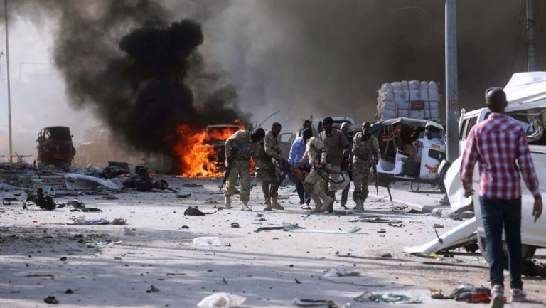 Somalia: Atac sinucigaş împotriva unui convoi blindat al forţelor Uniunii Europene