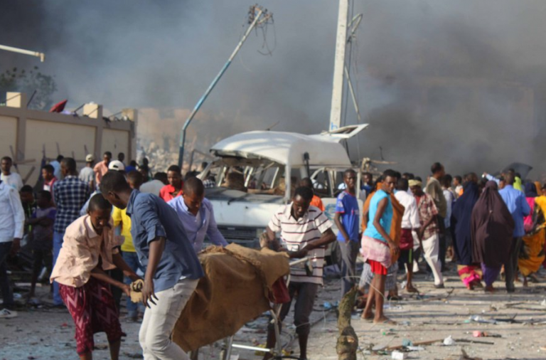Două explozii urmate de schimburi de focuri au avut loc în capitala somaleză Mogadiscio