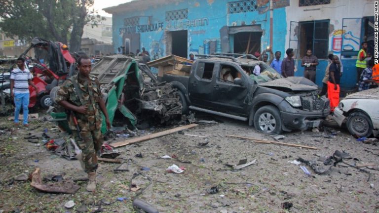 Somalia : Dublu atentat cu maşină capcană. Cel puţin18 morţi şi 20 de răniţi