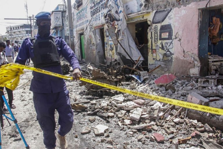 Cel puţin nouă morţi într-un dublu atentat cu maşini capcană într-un oraş din centrul Somaliei