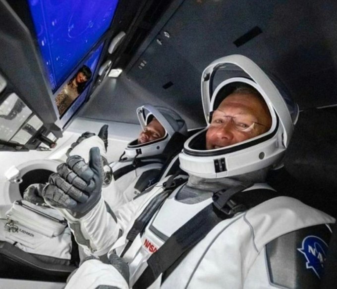 Astronauţii americani de la bordul navetei Crew Dragon au ajuns la Staţia Spaţială Internaţională