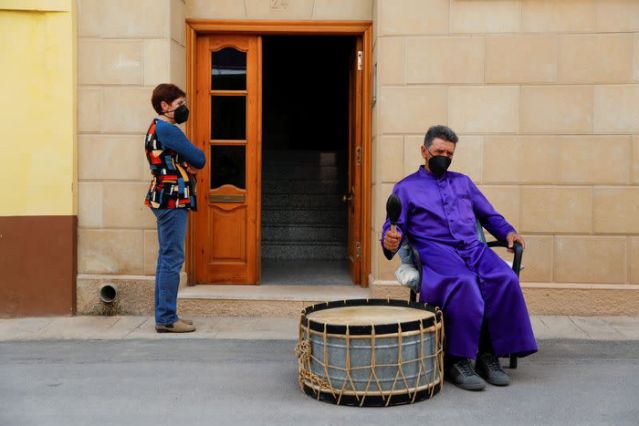 Rezidenţii unei localităţi din Spania continuă tradiţia bătutului tobelor de Paşte în pofida pandemiei