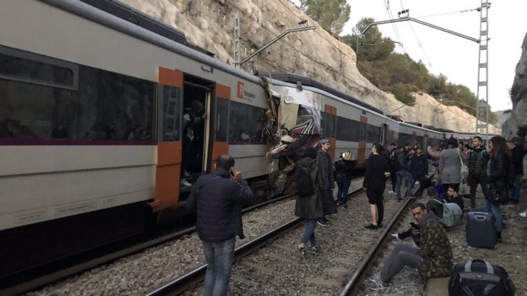Spania: Cel puţin un mort şi numeroşi răniţi într-un accident feroviar în apropiere de Barcelona (VIDEO)