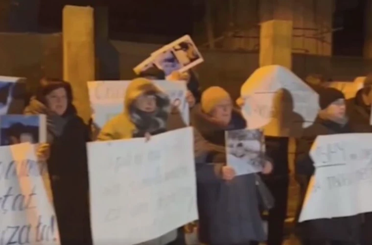 Ieri seara, oamenii au protestat în fața casei lui Spânu. Aceștia au cerut demisia ministrului