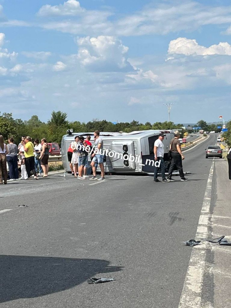 VIDEO// Accident rutier la Stăuceni. Un microbuz de rută a fost implicat