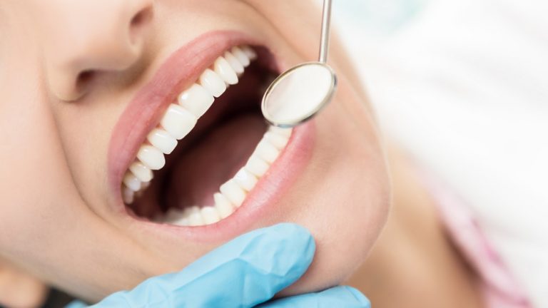 Un igienist dentar de origine română din Canada şi-a pierdut licenţa pentru că şi-a tratat soția