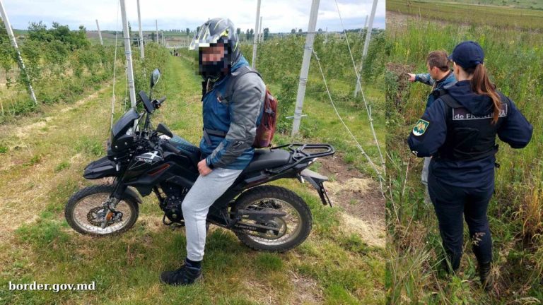 A fugit de război cu motocicleta… dar a fost prins în Moldova