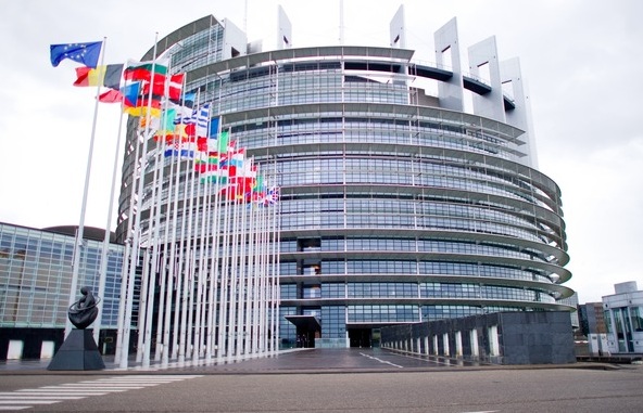 Eurodeputaţii au aprobat ca însuşi PE din care fac parte să instituie ‘cursuri obligatorii’ împotriva hărţuirii sexuale