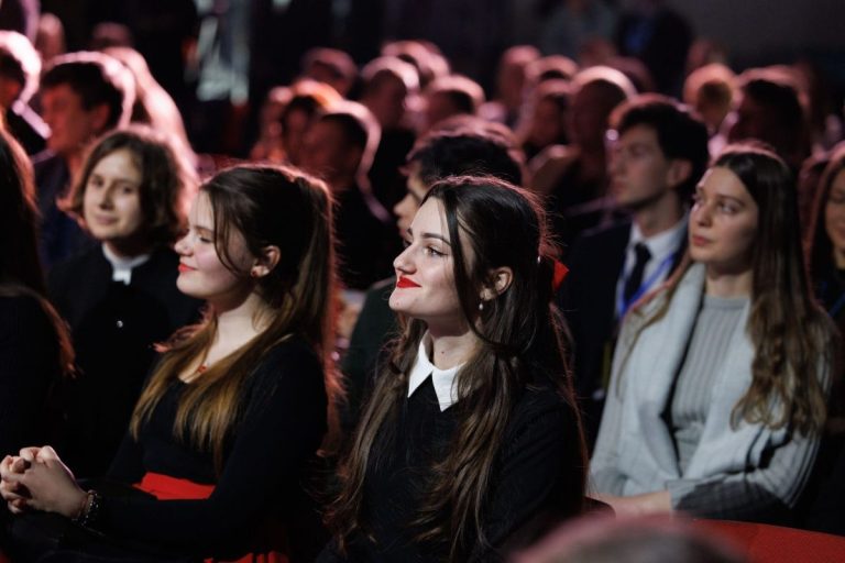 Studenții la facultățile de fizică, matematică și energie pot participa la un curs anual de specializate, cu predare în limba engleză