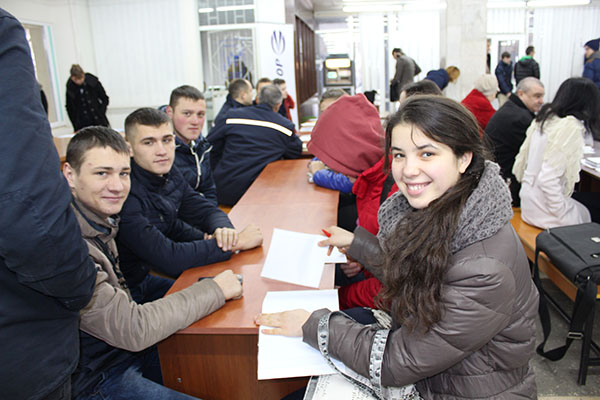 Studenții vor ridica câte 200 de euro în timpul stagiilor în instituțiile statului