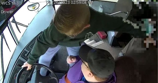 Un elev de 13 ani din SUA a oprit autobuzul școlar după ce șoferul a leșinat