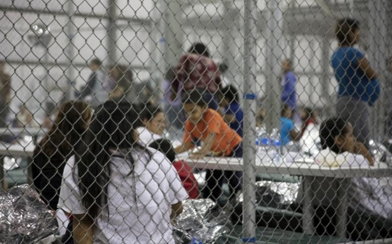 Aproape 1.000 de copii de migranţi, separaţi de părinţii lor în timpul administraţiei Trump, rămân departe de ei