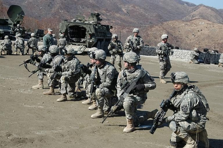 Phenianul ameninţă că ar putea riposta la manevrele militare americano-sud-coreene