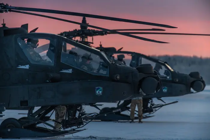 Elicopterele de atac ale armatei americane fac curse lungi în Arctica. Cu ce se confruntă piloții