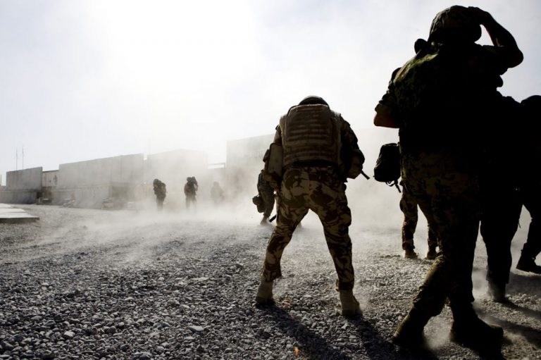 Două obuze au lovit o bază militară din Irak unde sunt desfăşuraţi soldaţi americani