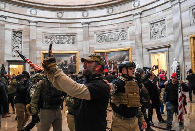 ‘Rugăciuni și fotografii’, un protestatar povește ce s-a întâmplat în cladirea Capitoliului