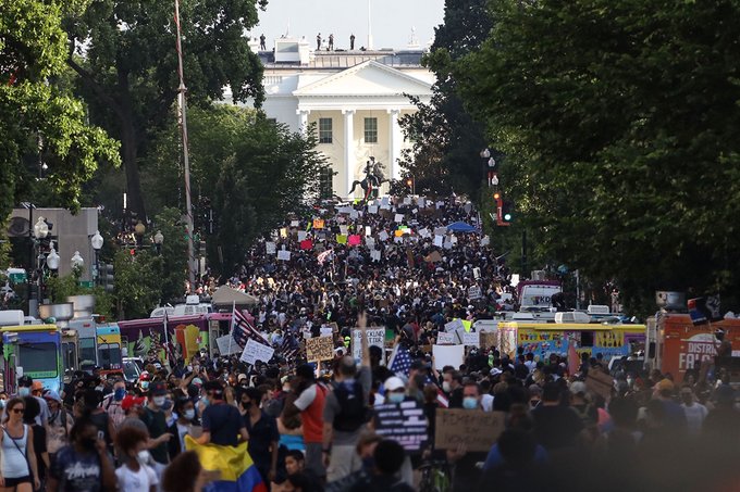 O nouă serie de proteste paşnice în majoritatea oraşelor din SUA