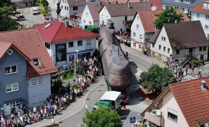 FOTO/ Submarin de 48 de metri, filmat pe străzile unui oraș din Germania. Sute de oameni au ieșit să facă poze