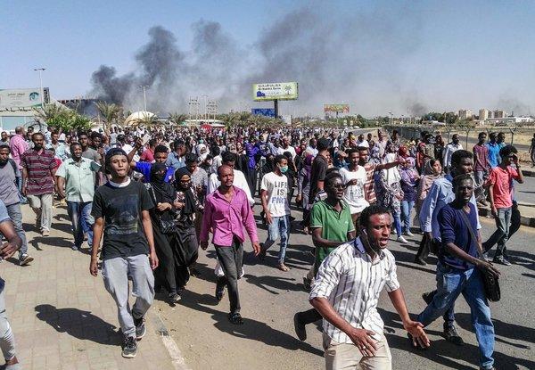 Sudan: Proteste în faţa cartierului general al armatei din Khartoum. Se cere demisia preşedintelui Beshir