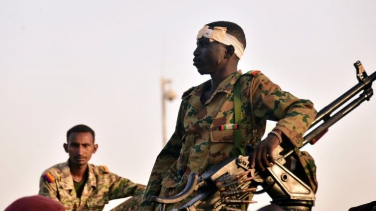 Peste 100 de ‘mercenari’ sudanezi au fost arestați în drum spre Libia