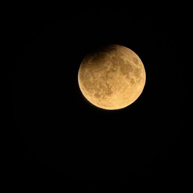 Cum s-a văzut „Super Luna” şi eclipsa parţială de lună