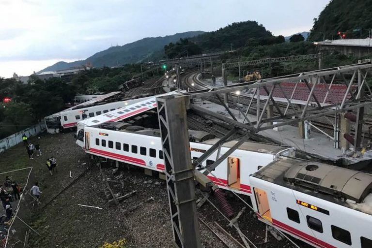 Cel puţin 17 morţi după deraierea unui tren în estul Taiwanului