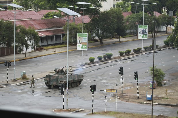 Lovitura de stat se consolidează în Zimbabwe. Președintele Mugabe și mai mulți miniștri au fost arestați de armată