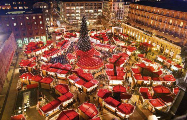 Germania: Piaţa de Crăciun din Ulm, păzită de cinci “vrăbii uriaşe”