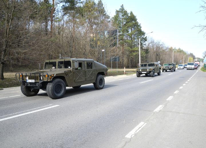 Tehnică militară pe drumurile naționale. Militarii moldoveni cheamă la calm