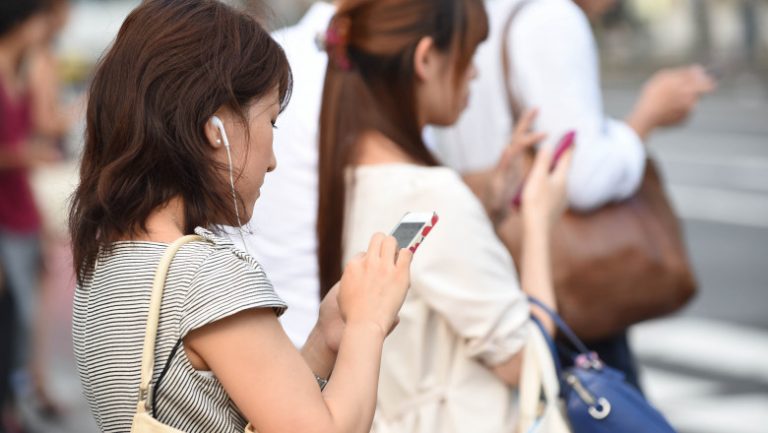 Pericolul folosirii telefoanelor mobile în timpul mersului: Organismul intră în ‘modul de siguranță’