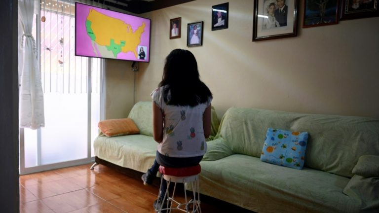 Milioane de elevi mexicani au început noul an şcolar la televizor