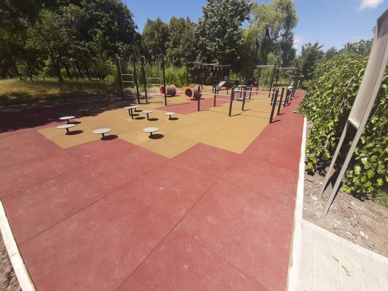 Un nou teren sportiv a fost amenajat în parcul „La Izvor”
