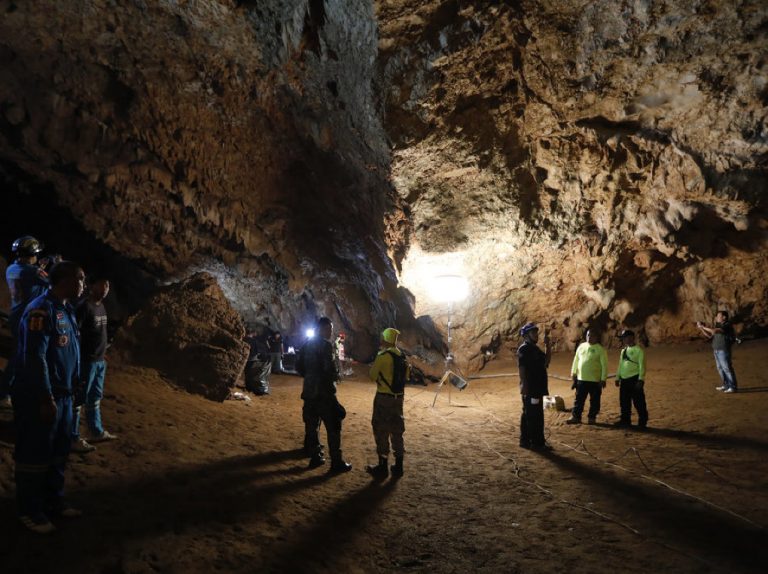 A început operațiunea de salvare a celor 12 copii blocați  într-o peșteră din Thailanda