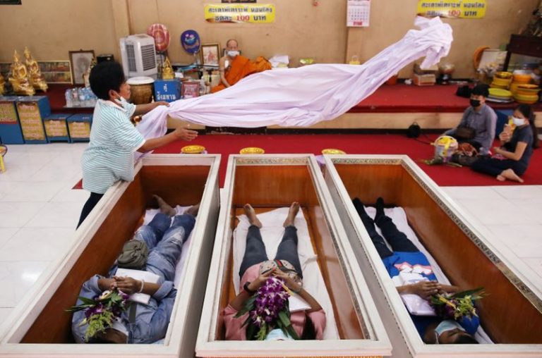 Thailandezii participă la înmormântări simulate pentru alungarea stresului din pandemie şi îmbunătăţirea situaţiei financiare