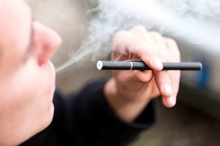 Tot mai mulţi adolescenţi sunt atraşi de țigările electronice