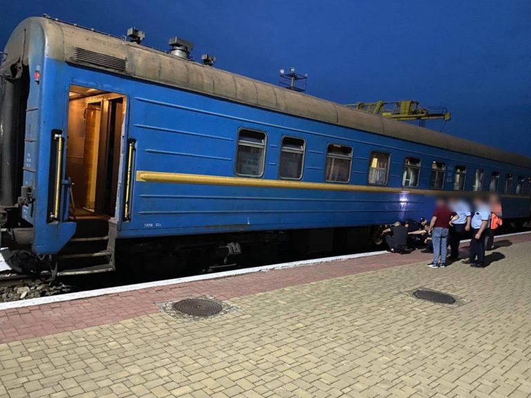 Sute de pachete cu țigări au fost camuflate în trenul Chișinău-București