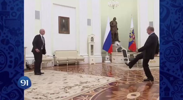 Putin a jucat o miuţă cu Gianni Infantino la Kremlin