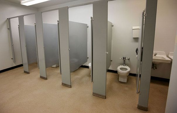 Probleme de igienă, securitate și acces: Tot mai mulți elevi din Franța renunță la folosirea toaletelor