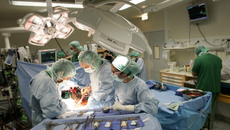 Operaţie în premieră! Transplant de rinichi de porc la un om
