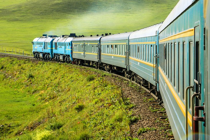 Turiştii pot călători cu trenul prin Munţii Urali pe o rută care reconstituie ultima călătorie a Romanovilor
