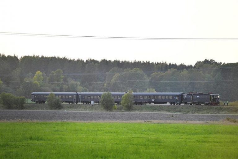 Un tren de pasageri s-a ciocnit cu un transportor blindat aflat în misiune în Suedia