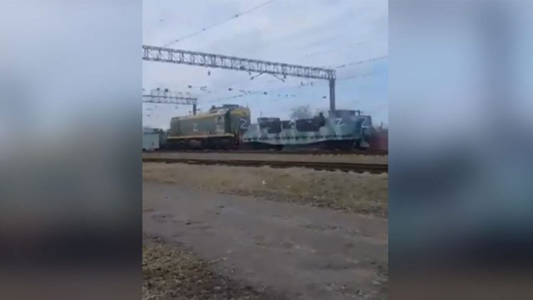 Un tren militar blindat rusesc a fost mutat în regiunea ucraineană Kherson din Crimeea