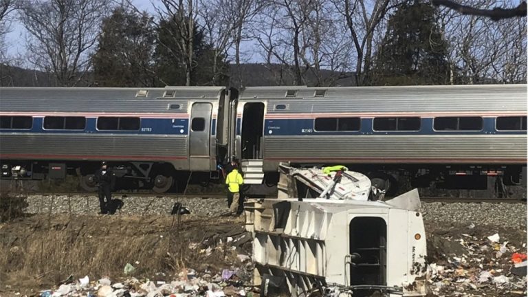 Un tren închiriat care transporta congresmani republicani a lovit o maşină de gunoi