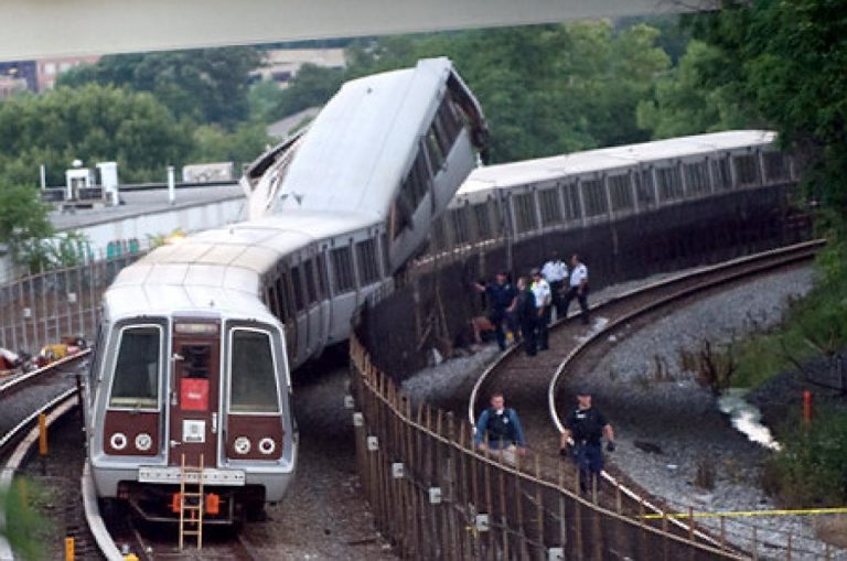 Şaptezeci şi şapte de persoane, la spital în urma deraierii unui tren; mai multe persoane au murit