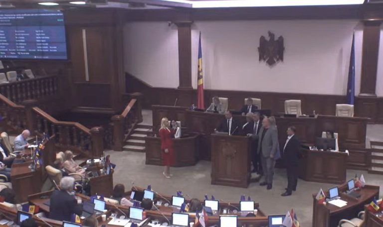 Scandal la Parlament. Deputații sancționați au încercat să ajungă la ședință, dar au fost opriți