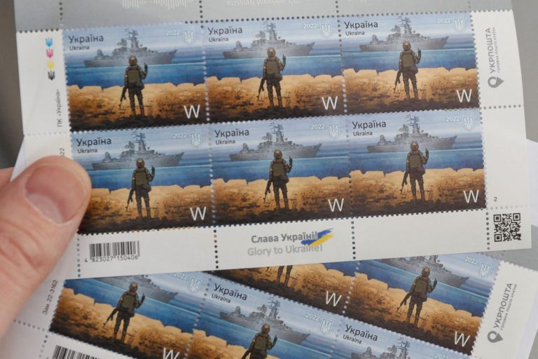 ‘Navă rusă, du-te-n mă-ta!’, timbrul Ucrainei, la ghişeele poştale din ţară