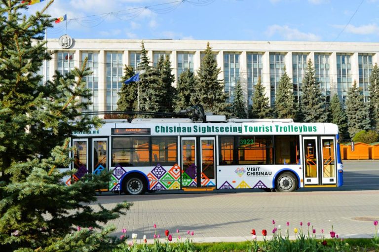 Troleibuzul turistic revine pe străzile Chișinăului
